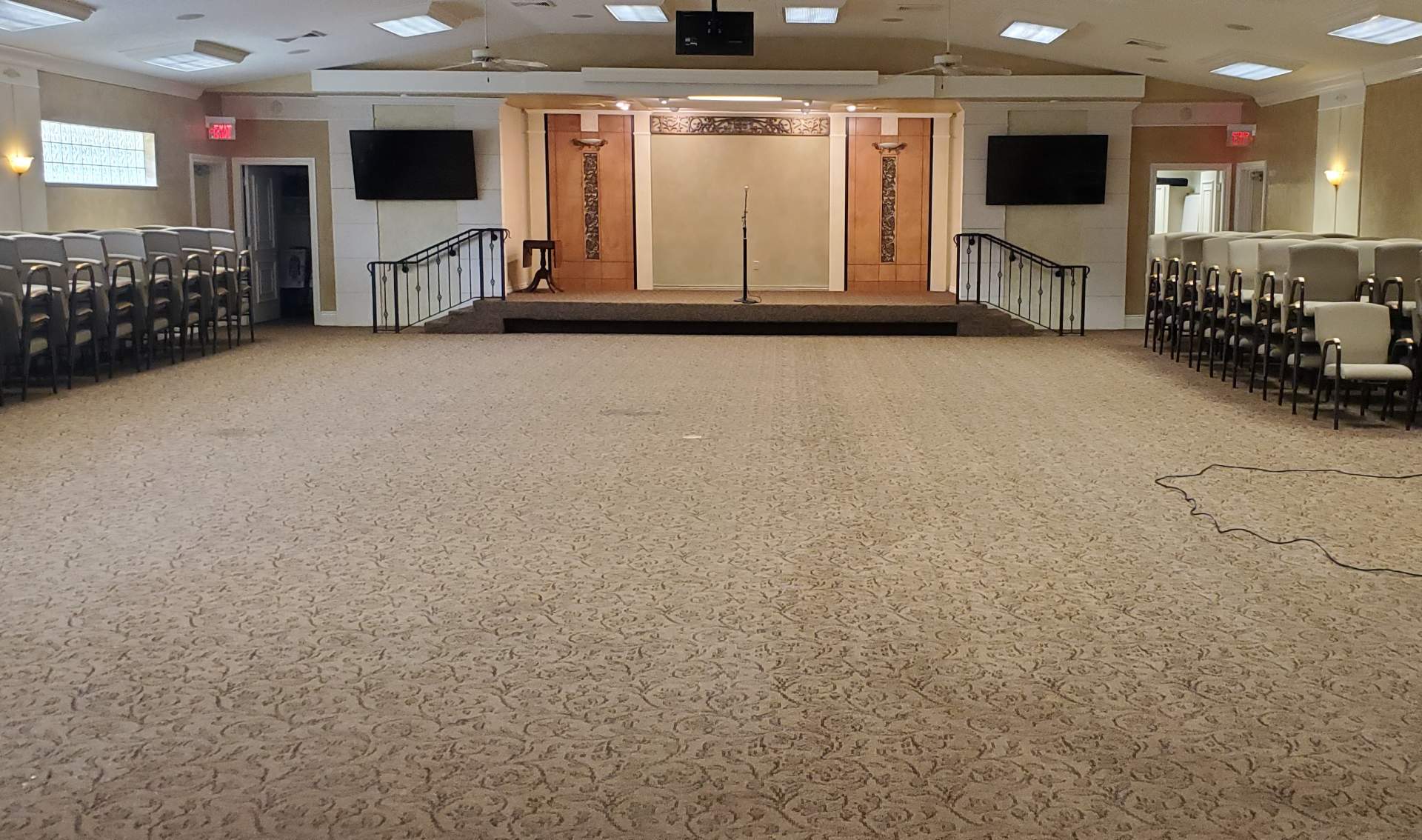 https://www.executivefloorcare.com/images/Auditorium-carpet-cleaning-Vero-Beach.jpg